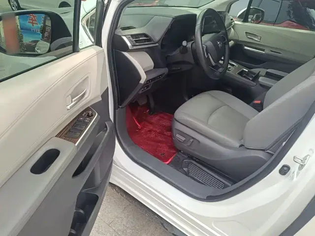Toyota Sienna — Фото автомобиля 15