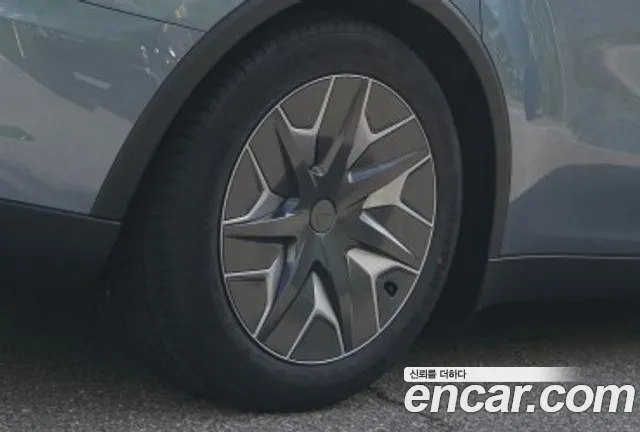 Tesla Model Y — Фото автомобиля 5