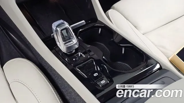 Volvo XC40 — Фото автомобиля 9