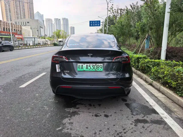 Tesla Model Y — Фото автомобиля 8