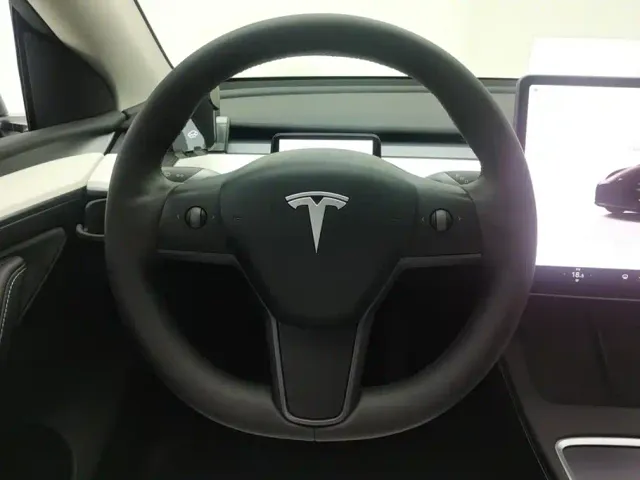 Tesla Model Y — Фото автомобиля 15