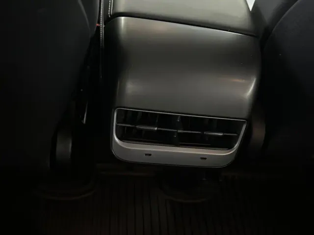 Tesla Model Y — Фото автомобиля 10