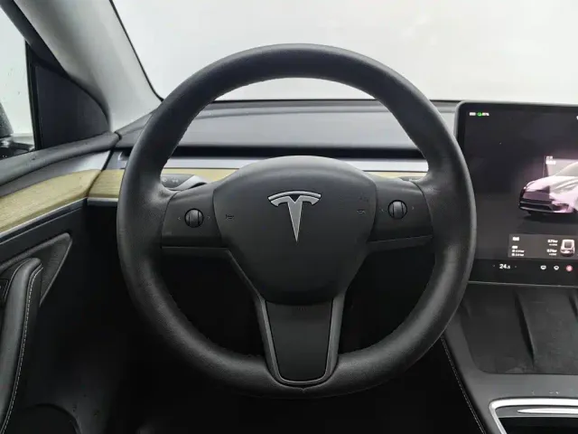 Tesla Model Y — Фото автомобиля 11