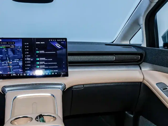 Xpeng X9 — Фото автомобиля 29