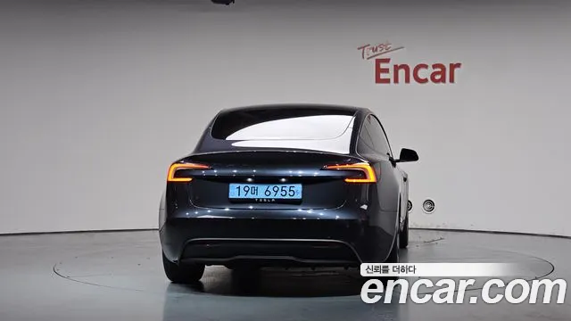 Tesla Model 3 — Фото автомобиля 4