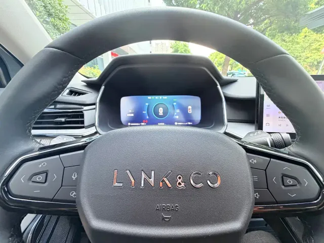 Lynk & Co Lynk & Co 06 EM-P 2022 PHEV 84KM Range Pro — Фото автомобиля 13