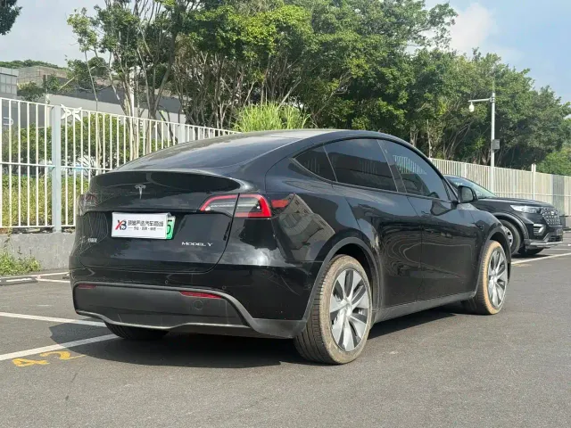 Tesla Model Y — Фото автомобиля 16