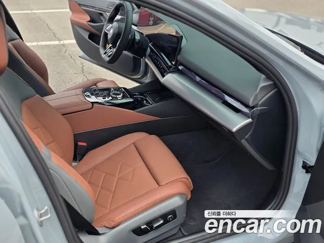 BMW 5 Series G60 — Фото автомобиля 11