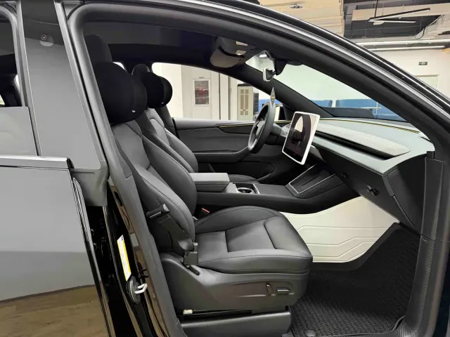 Tesla Model Y — Фото автомобиля 18