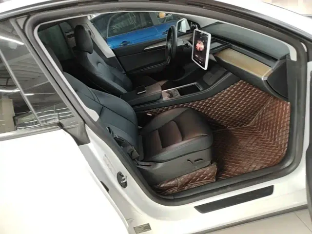 Tesla Model Y — Фото автомобиля 24