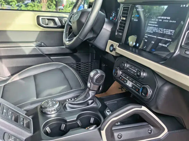Ford Bronco — Фото автомобиля 12