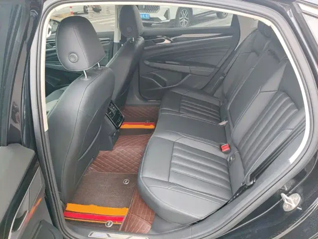 Volkswagen Passat — Фото автомобиля 16
