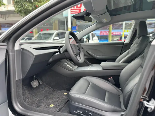 Tesla Model 3 — Фото автомобиля 5