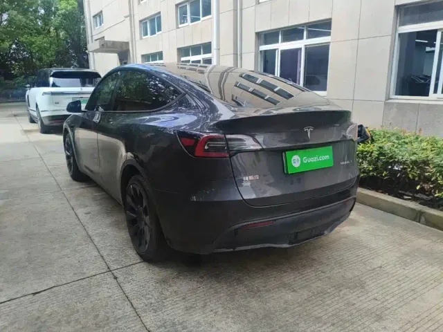Tesla Model Y — Фото автомобиля 22