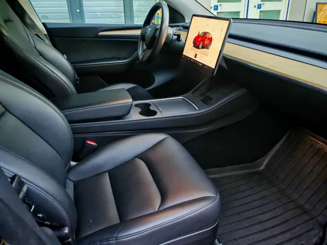Tesla Model Y — Фото автомобиля 10