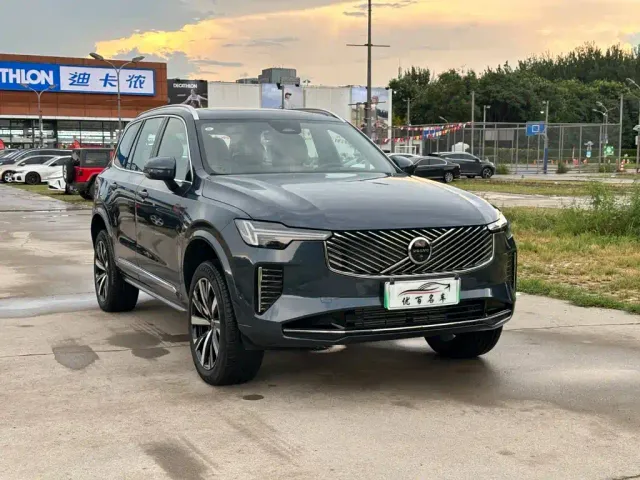 Volvo XC90 — Фото автомобиля 3