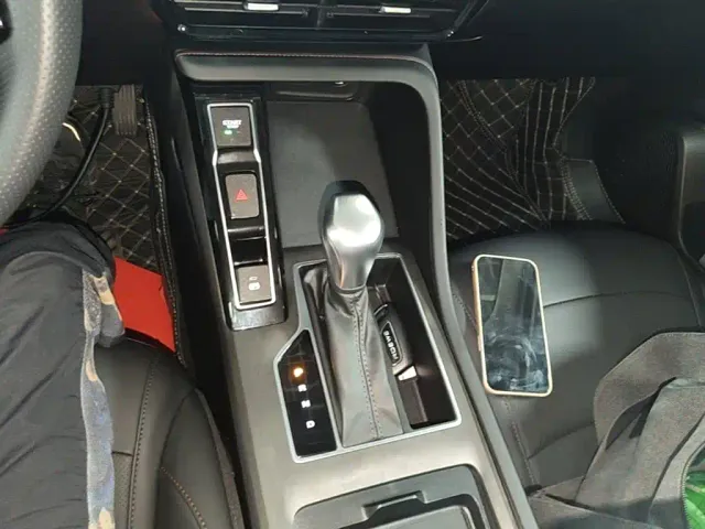 Roewe i5 — Фото автомобиля 13