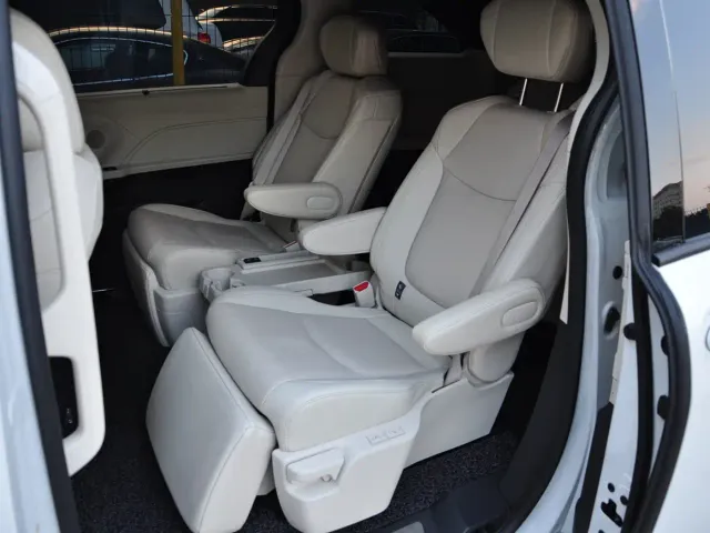 Toyota Sienna — Фото автомобиля 8