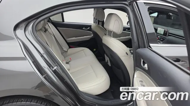 Genesis G70 — Фото автомобиля 12