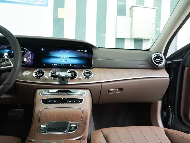 Mercedes-Benz E-Class — Фото автомобиля 27