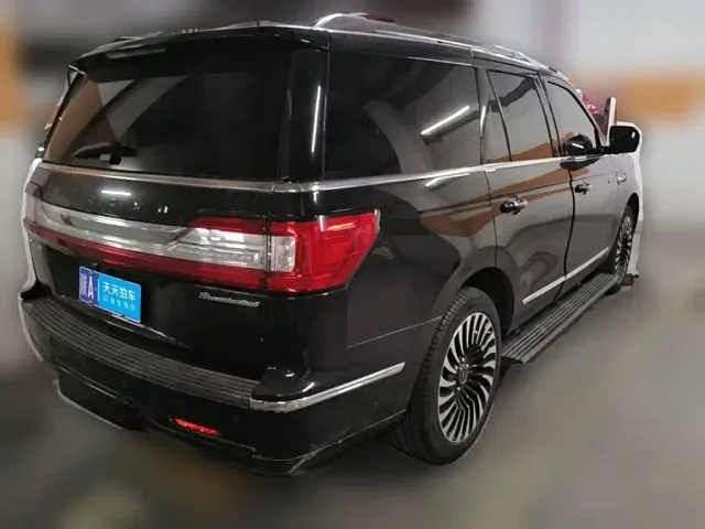 Lincoln Navigator — Фото автомобиля 2