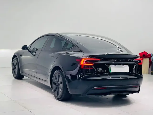 Tesla Model 3 — Фото автомобиля 13