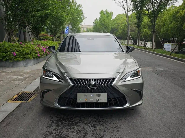 Lexus ES — Фото автомобиля 3