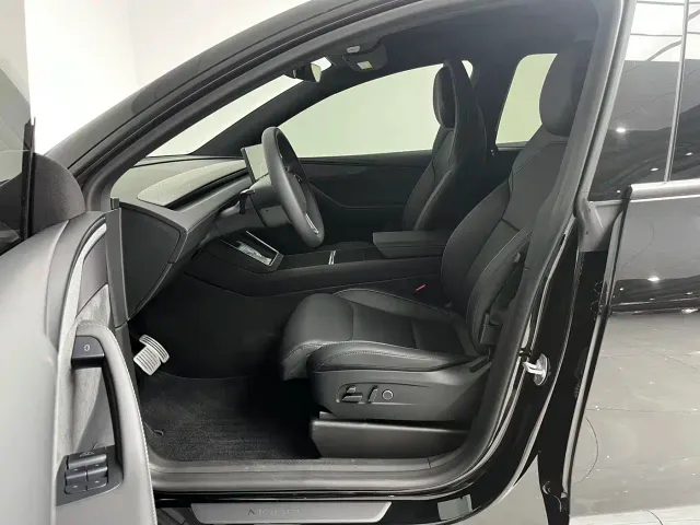 Tesla Model Y L — Фото автомобиля 8