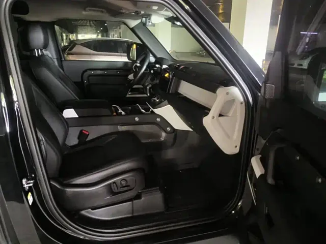 Land Rover Defender — Фото автомобиля 13