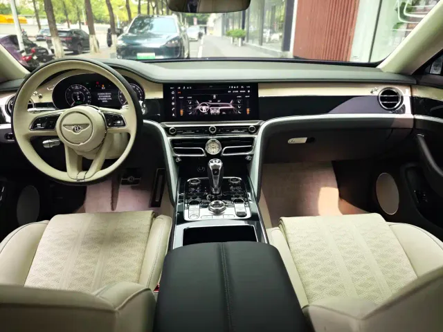 Bentley Flying Spur — Фото автомобиля 16