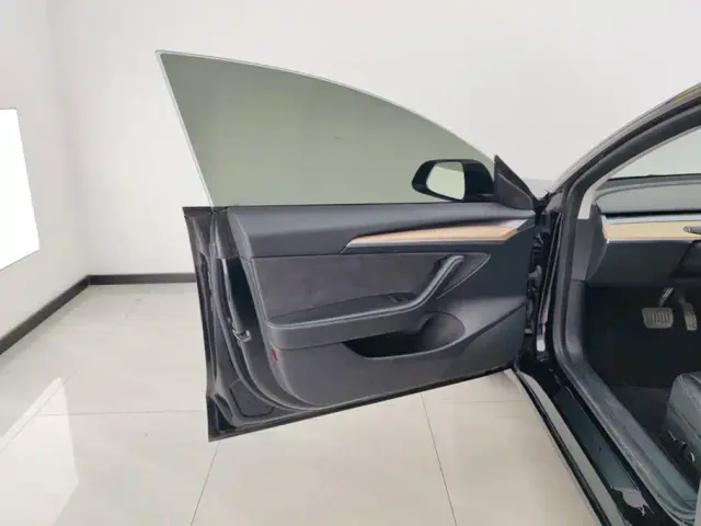 Tesla Model 3 — Фото автомобиля 7
