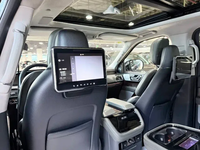 Lincoln Navigator — Фото автомобиля 14