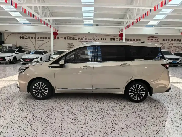 Wuling Jiachen — Фото автомобиля 4