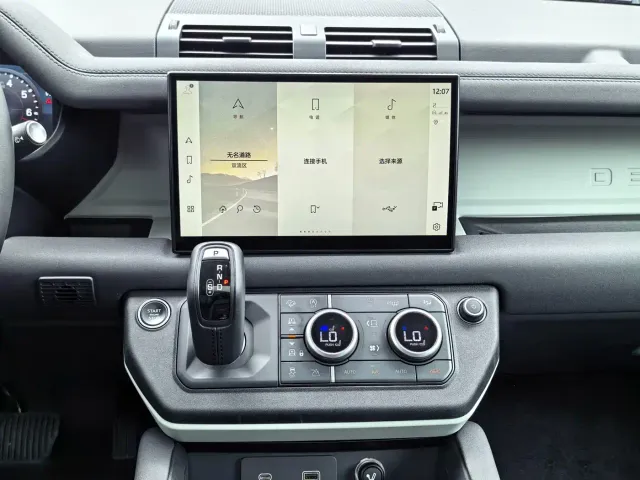 Land Rover Defender — Фото автомобиля 13
