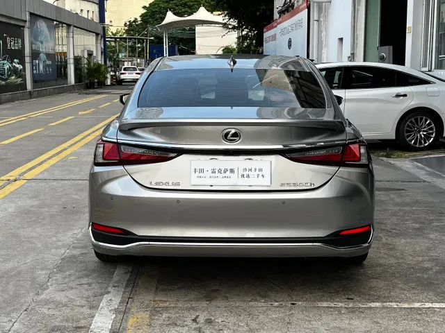 Lexus ES — Фото автомобиля 5