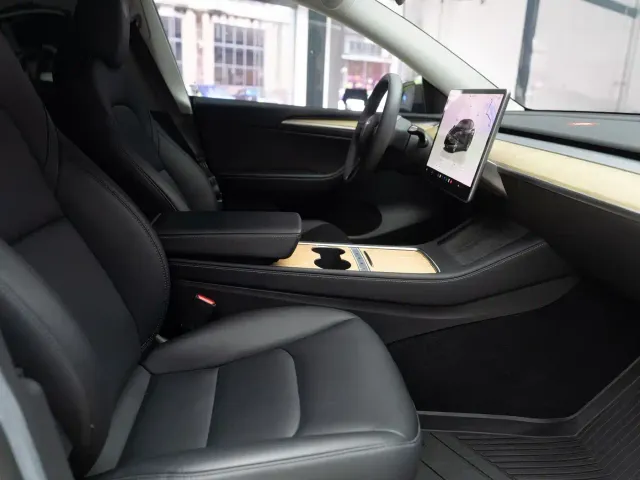 Tesla Model Y — Фото автомобиля 14