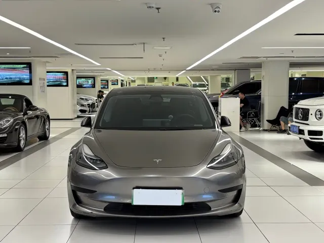 Tesla Model 3 — Фото автомобиля 2