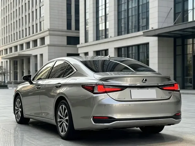 Lexus ES — Фото автомобиля 8