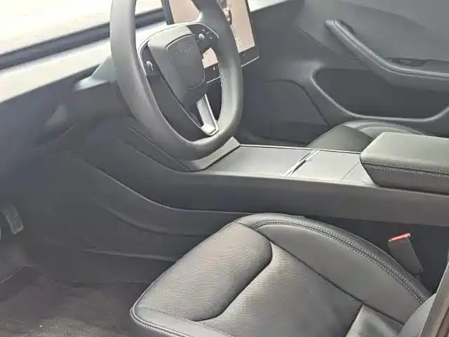 Tesla Model 3 — Фото автомобиля 4