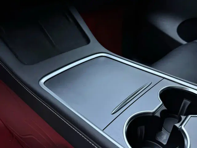 Tesla Model Y — Фото автомобиля 13