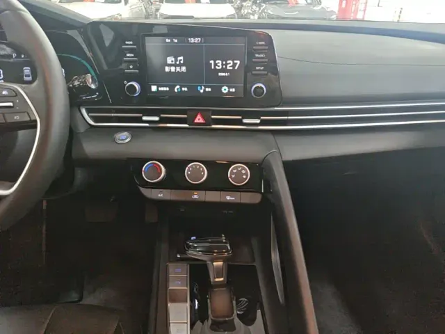Hyundai Elantra — Фото автомобиля 12