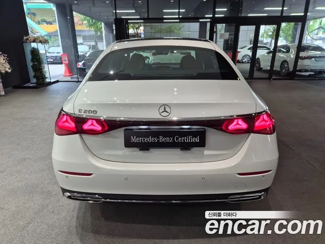 Mercedes-Benz E-Class — Фото автомобиля 4