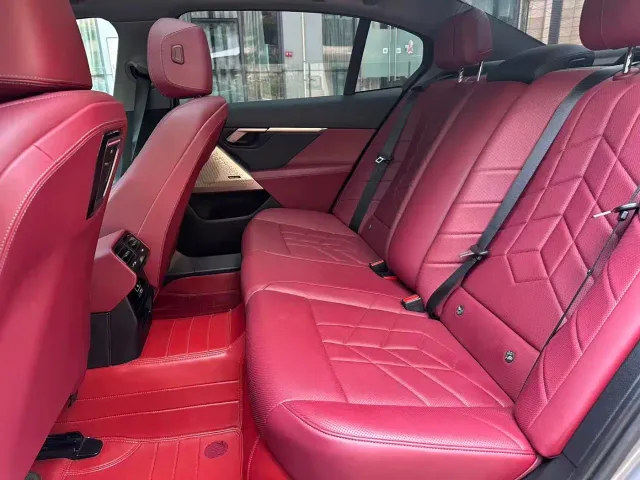 BMW 5 Series — Фото автомобиля 6