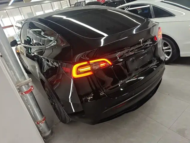 Tesla Model Y — Фото автомобиля 4