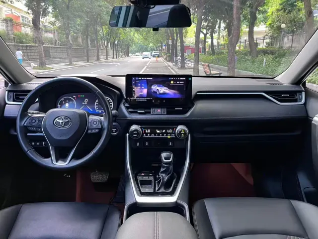 Toyota RAV4 — Фото автомобиля 10