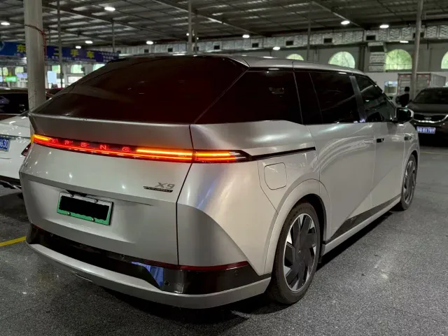 Xpeng X9 — Фото автомобиля 3