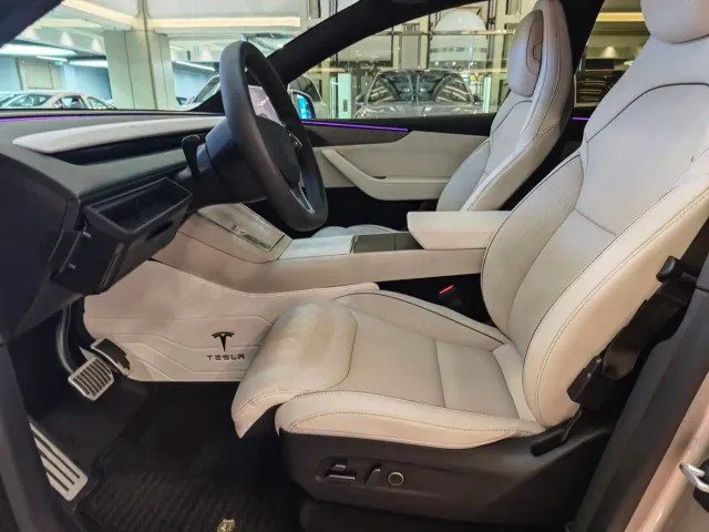 Tesla Model Y L — Фото автомобиля 8