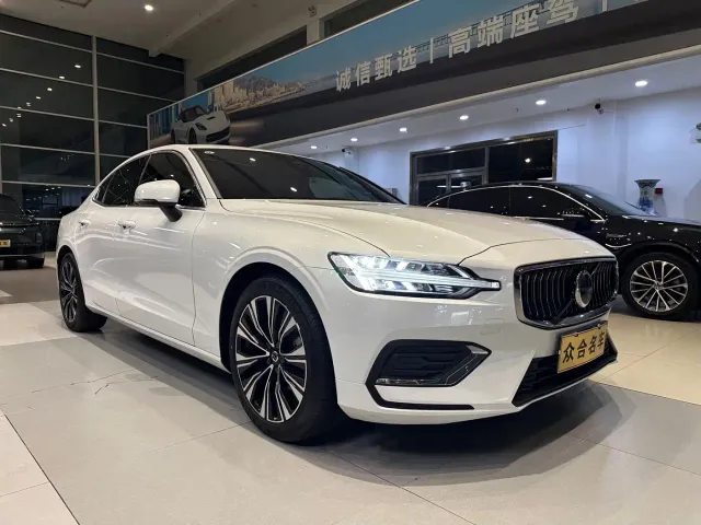 Volvo S60 — Фото автомобиля 3