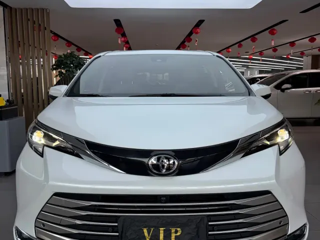 Toyota Sienna — Фото автомобиля 3
