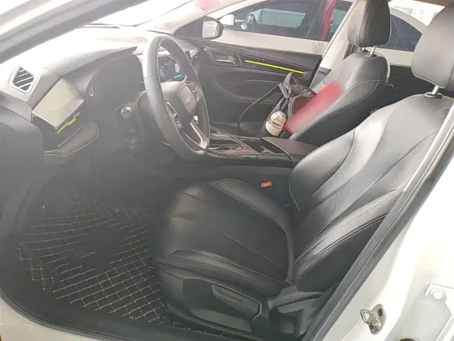 Roewe i5 — Фото автомобиля 14